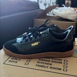 Puma Women’s Black Suede/Leather Sneakers w/ gum bottom. Sz 8.5 Never Worn.